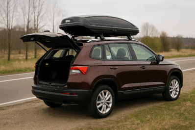 Krovni kofer za zimovanje – automobil spakovan sa skijama i opremom u Beogradu